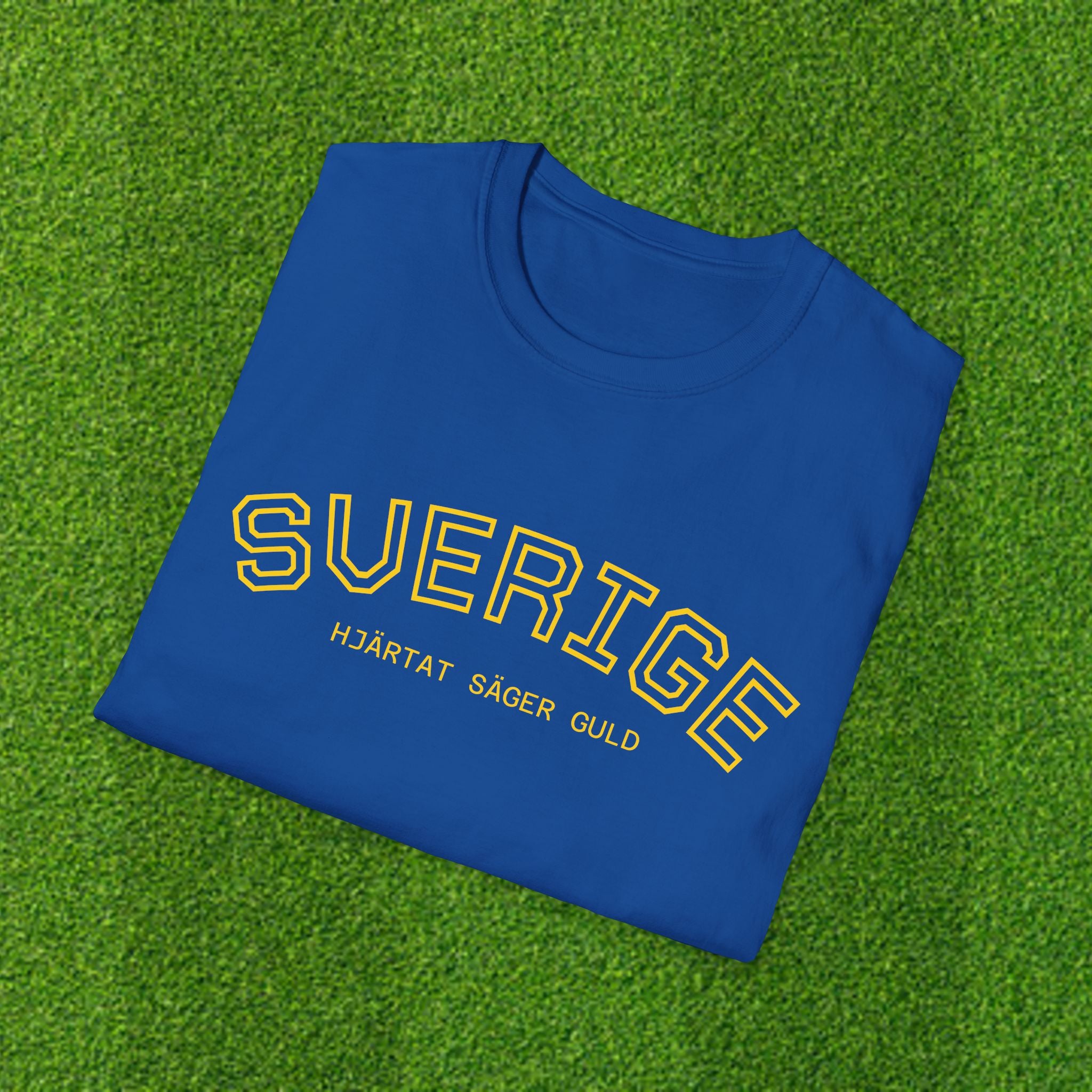 T-Shirt — HJÄRTAT SÄGER GULD — SWE VM 2026 Blue & Yellow Soccer Tee