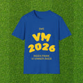 T-Shirt — INGEN PANIK, VI VINNER ENDÅ — SWE VM 2026 Blue & Yellow Soccer Tee